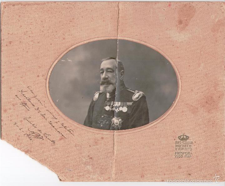 Fotograf&iacute;a antigua: RETRATO DE MILITAR PP. S XX, OVAL, DEDICADO.SOBRE CARTON CON TARAS,UN SURCO CENTRAL,SIN ROTURA