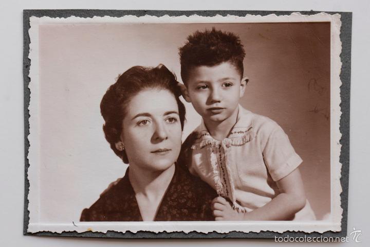 Photographie ancienne: Retrato de madre con su hijo en estudio. 9,5 x 13,5 cm. A&ntilde;os 50