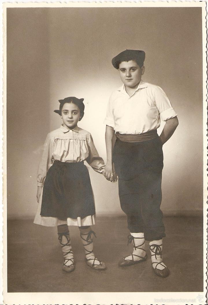 Fotograf&iacute;a antigua: FOTOGRAFIA, PAREJA DE NI&Ntilde;OS, CON TRAJE T&Iacute;PICO VASCO, 11,5X17,5