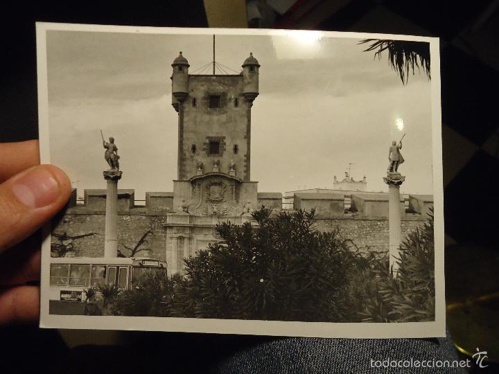 Fotografia antiga: ANTIGUA FOTOGRAFIA DE LA CIUDAD DE CADIZ -  LAS PUERTAS DE TIERRA