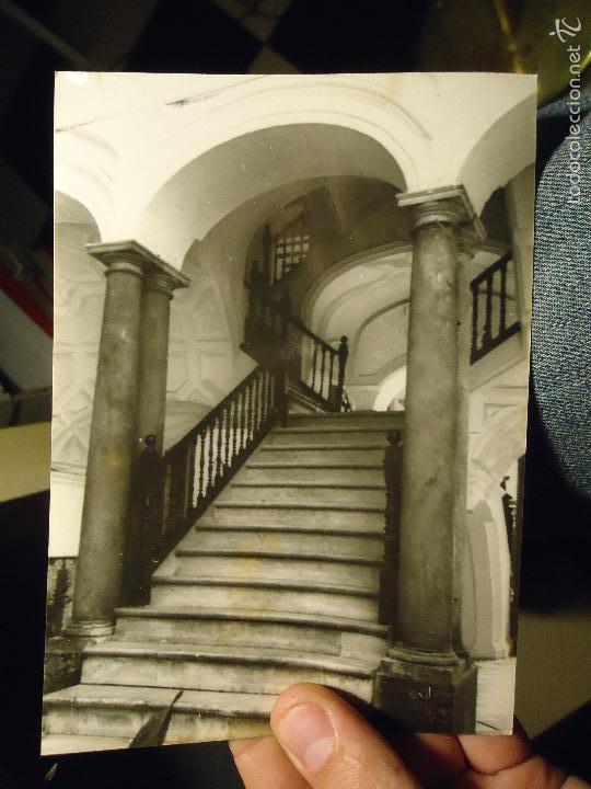 Fotografia antiga: ANTIGUA FOTOGRAFIA DE LA CIUDAD DE CADIZ - ESCALERA DE MARMOL CASA PALACIO CON COLUMNAS Y ARCOS