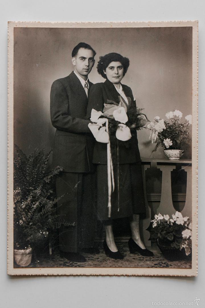 Antique Photography: Retrato de boda, foto sobre cart&oacute;n de matrimonio de los a&ntilde;os 40. 12 x 16 cm