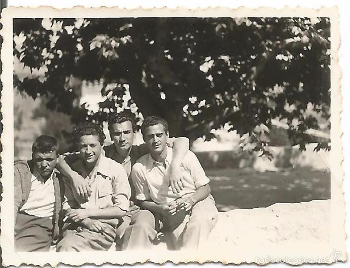 Alte Fotografie: ** DP27 - FOTOGRAFIA PEQUE&Ntilde;O FORMATO - CUATRO AMIGOS - 5,5 X 4,3 CM.