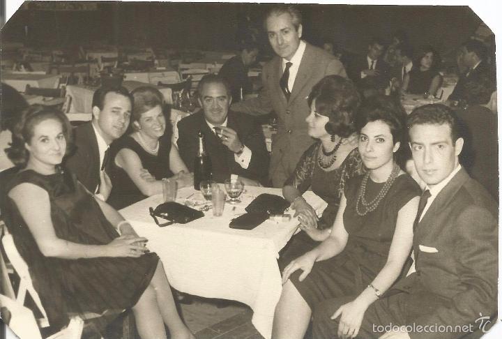 Alte Fotografie: == AB838 - FOTOGRAFIA - GRUPO DE AMIGOS TOMANDO COPAS