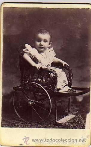 Alte Fotografie: Curiosa fotograf&iacute;a retrato de una ni&ntilde;a en silla de ruedas. 13 x 8 cm. No figura fotografo.