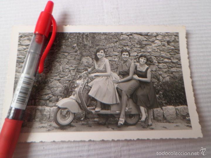 Fotograf&iacute;a antigua: FOTO DE 3 MUJERES EN UNA VESPA - FECHADA EN 1958