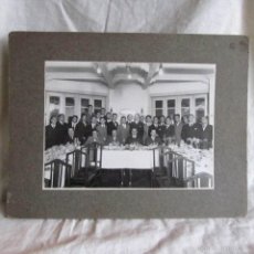 Fotografía antigua: FOTOGRAFÍA SOBRE CARTÓN CENA DE GRUPO 1932 NOMBRE DE LOS PRESENTES EN PARTE TRASERA. Lote 55861995