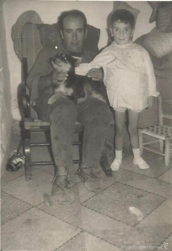 Alte Fotografie: ** J710 - FOTOGRAFIA - SE&Ntilde;OR CON UN NI&Ntilde;ITO Y UN PERRITO EN BRAZOS