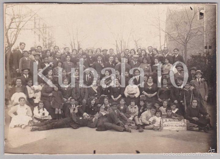 Fotograf&iacute;a antigua: FOTOGRAFIA 17,5X12 CMS &middot;&middot; A&Ntilde;OS 1930 - 1940 &middot;&middot; GRUPO POSANDO EN LA CALLE &middot;&middot;&middot;
