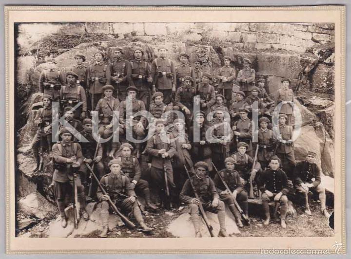 Fotograf&iacute;a antigua: FOTOGRAFIA 18,5X13,5 CMS &middot;&middot; A&Ntilde;OS 1930 - 1940 &middot;&middot;&middot;&middot;&middot; GRUPO DE 43 MILITARES EN CONSTRUCCION ROCOSA &middot;&middot;&middot;