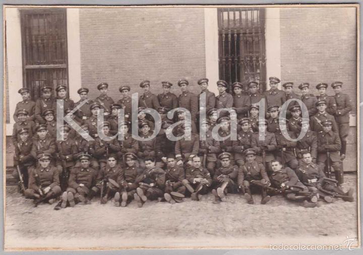 Fotograf&iacute;a antigua: FOTOGRAFIA 18X12 CMS &middot;&middot; A&Ntilde;OS 1930 - 1940 &middot;&middot; GRUPO DE 59 MILITARES &middot;&middot;&middot;