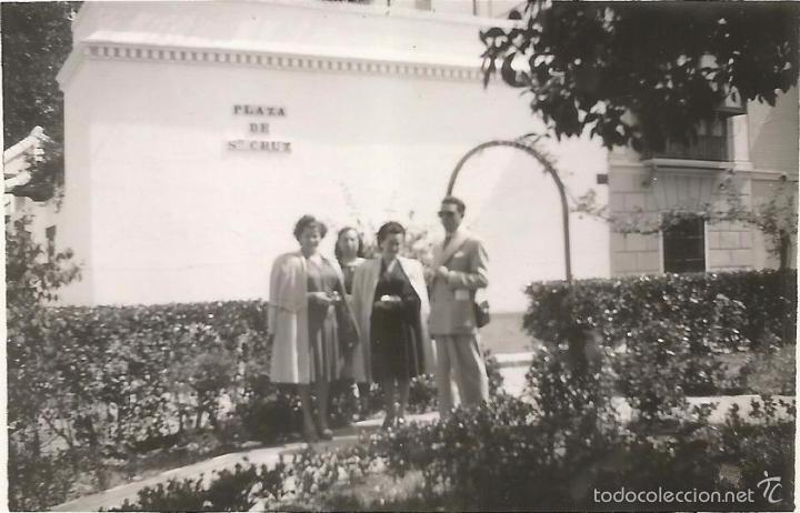 Fotografia antica: *** L141 - FOTOGRAFIA - AMIGOS EN LA PLAZA DE SANTA CRUZ DE SEVILLA 1946