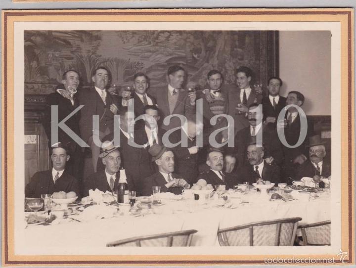 Fotograf&iacute;a antigua: FOTOGRAFIA 18,5X13,5 CMS &middot;&middot; A&Ntilde;OS 1940 - 1950 &middot;&middot;&middot;&middot;&middot; GRUPO DE 19 SE&Ntilde;ORES DE TRAJE EN CELEBRACI&Oacute;N&middot;&middot;&middot;