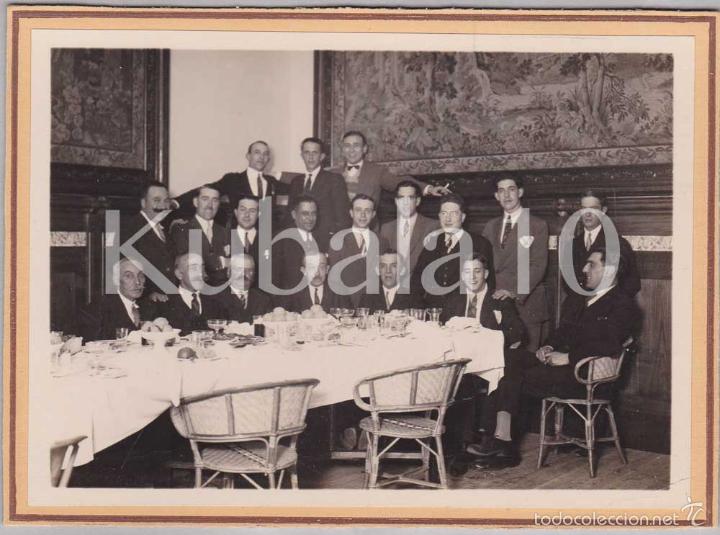 Fotograf&iacute;a antigua: FOTOGRAFIA 18,5X13,5 CMS &middot;&middot; A&Ntilde;OS 1940 - 1950 &middot;&middot;&middot;&middot;&middot; GRUPO DE 19 SE&Ntilde;ORES DE TRAJE EN CELEBRACI&Oacute;N&middot;&middot;&middot;