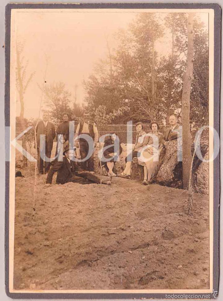Fotograf&iacute;a antigua: FOTOGRAFIA 18X12 CMS &middot;&middot; A&Ntilde;OS 1930 - 1940 &middot;&middot; GRUPO DE 8 PERSONAS EN EL CAMPO