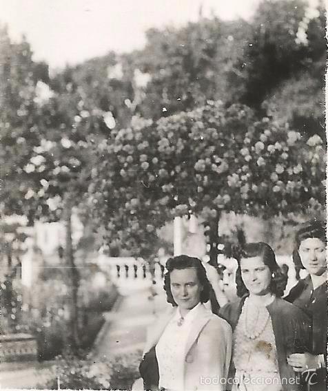Antique Photography: ** FP183 - FOTOGRAFIA PEQUE&Ntilde;O FORMATO - TRES AMIGAS EN LOS VIVEROS - 1942 - 6 X 4,5 CM.