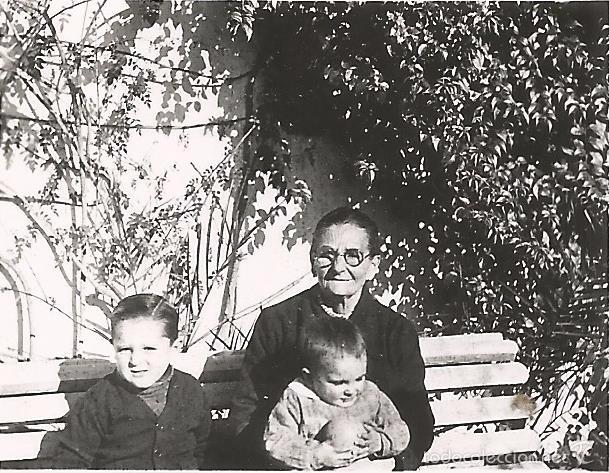 Fotografia antica: ** FA806 - FOTOGRAFIA PEQUE&Ntilde;O FORMATO - SE&Ntilde;ORA CON DOS NI&Ntilde;ITOS - 5,5 X 4,5 CM.