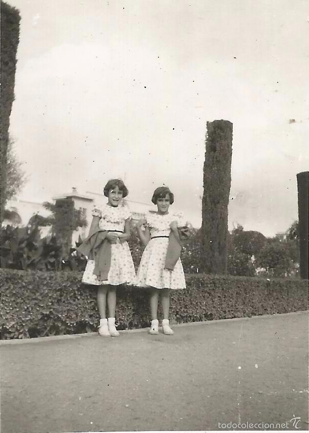 Fotografia antica: == J180 - FOTOGRAFIA - DOS BONITAS JOVENCITAS - 1953