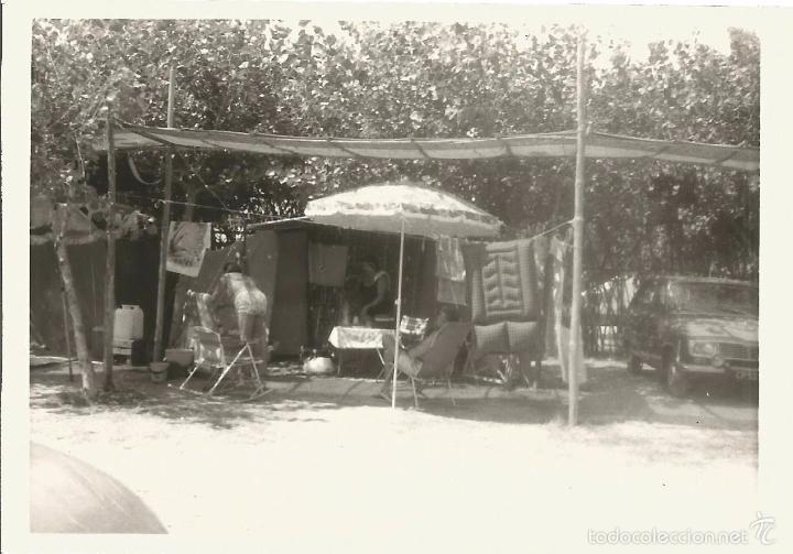 Fotografia antica: ** J746 - FOTOGRAFIA - AMIGOS EN UN CAMPING - 1975