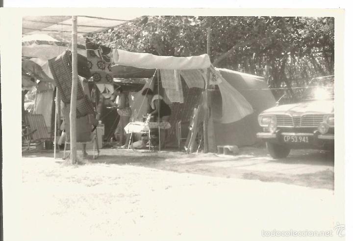 Fotografia antica: ** J747 - FOTOGRAFIA - AMIGOS EN UN CAMPING - 1975