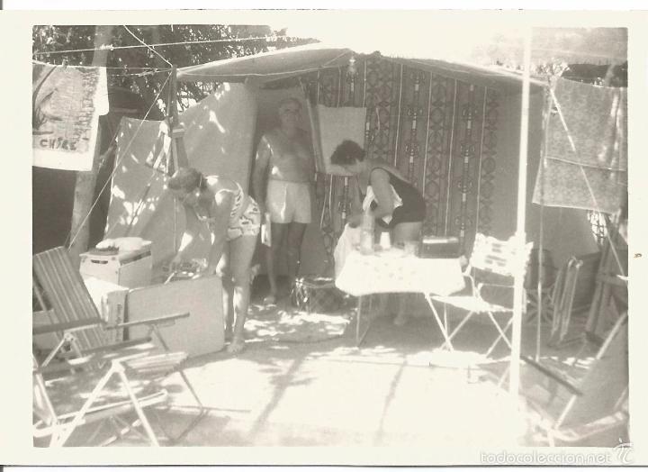 Fotografia antica: ** J748 - FOTOGRAFIA - AMIGOS EN UN CAMPING - 1975