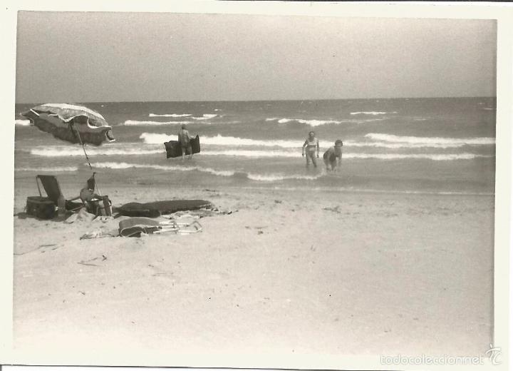 Fotografia antica: :::: J766 - FOTOGRAFIA - AMIGOS EN LA PLAYA - 1975