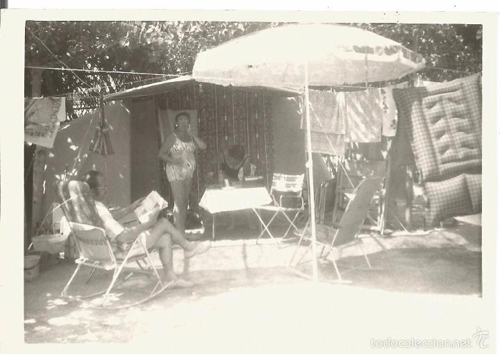 Fotografia antica: ** J768 - FOTOGRAFIA - AMIGOS EN UN CAMPING - 1975