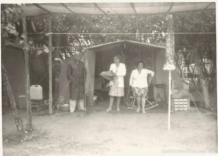 Alte Fotografie: ** J770 - FOTOGRAFIA - AMIGOS EN UN CAMPING EN UN DIA DE LLUVIA - 1975