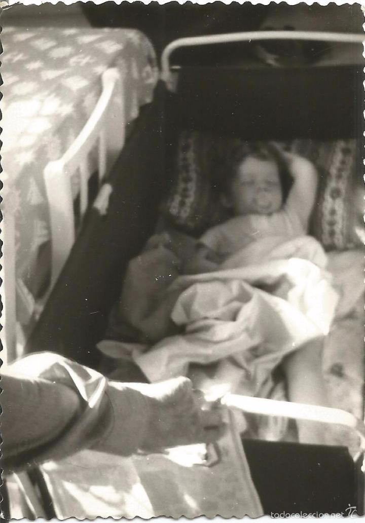 Alte Fotografie: ** J784 - FOTOGRAFIA - NI&Ntilde;ITA DURMIENDO - 1968