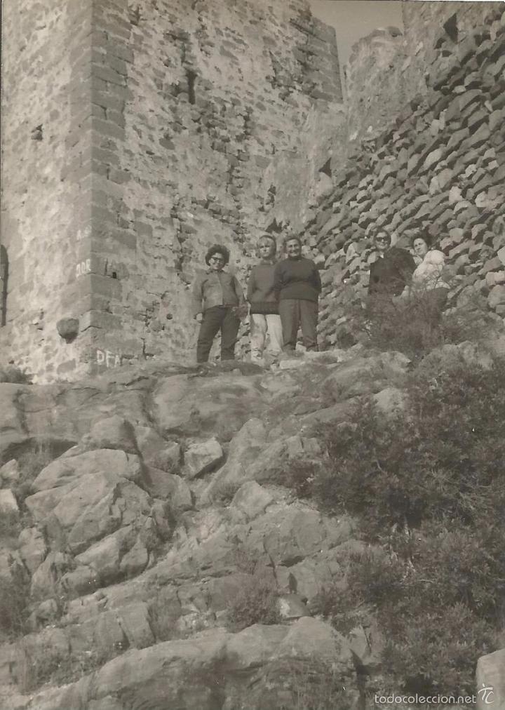 Alte Fotografie: ** J785 - FOTOGRAFIA - GRUPO DE AMIGOS JUNTO A UN CASTILLO