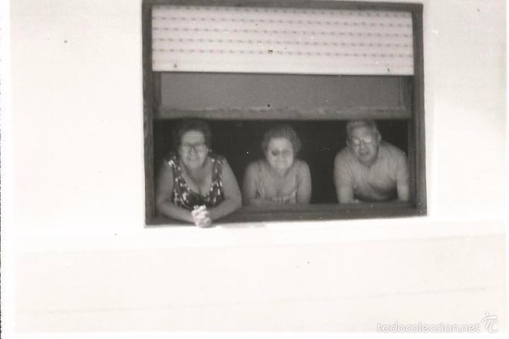 Fotografia antiga: ** J798 - FOTOGRAFIA - TRES AMIGOS ASOMADOS A UNA VENTANA