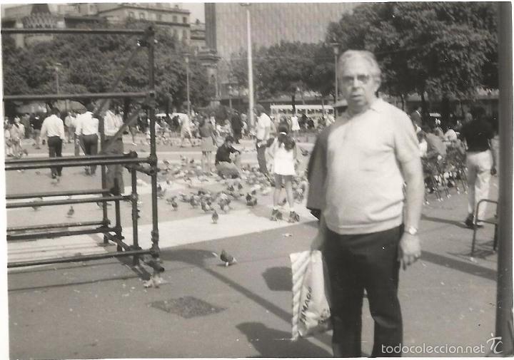 Fotografia antiga: :::: WW121 - FOTOGRAFIA - SE&Ntilde;OR EN UNA PLAZA