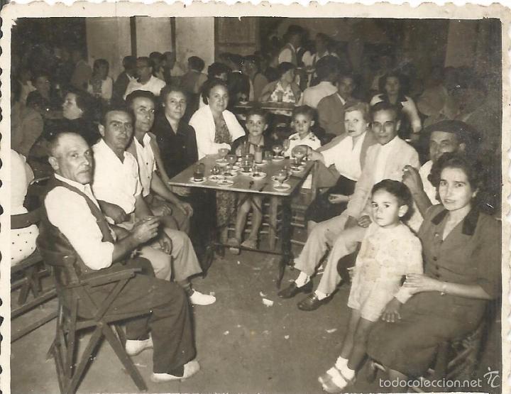 Fotografia antica: ** J970 - FOTOGRAFIA - GRUPO DE AMIGOS TOMANDO COPAS