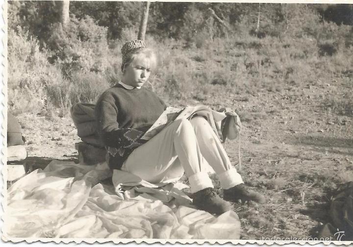 Fotografia antica: ** J469 - FOTOGRAFIA - JOVEN LEYENDO EN EL CAMPO