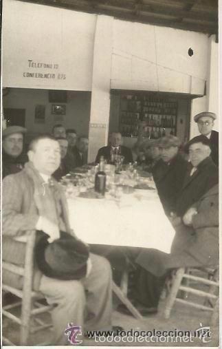 Fotografia antica: *** D717 - FOTOGRAFIA - GRUPO DE AMIGOS EN UNA COMIDA