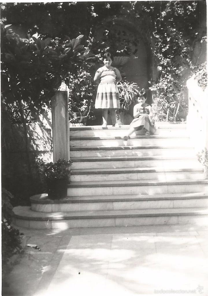 Fotografia antica: ** T34 - FOTOGRAFIA - DOS JOVENCITAS EN UNA ESCALERA - RF. 070516