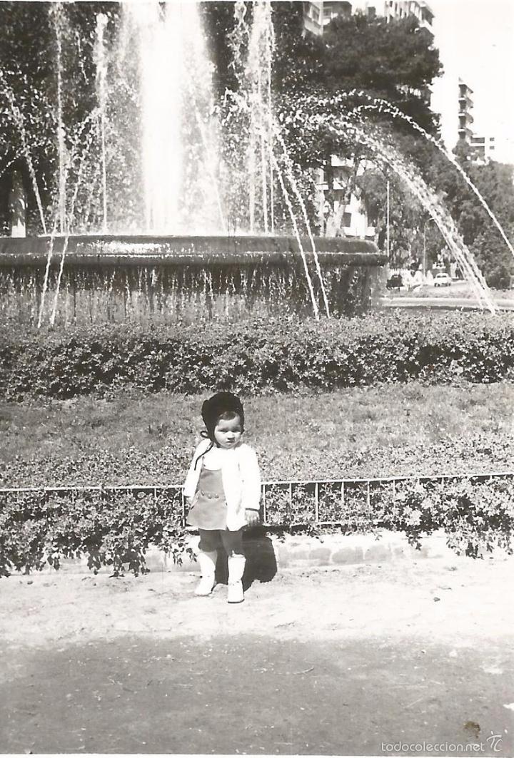 Fotografia antica: ** T48 - FOTOGRAFIA - NI&Ntilde;ITA JUNTO A UNA FUENTE - RF. 070516