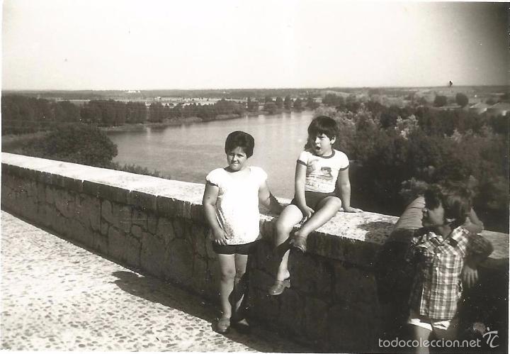 Fotografia antica: ** T51 - FOTOGRAFIA - TRES JOVENCITOS JUNTO A UN RIO  - RF. 070516
