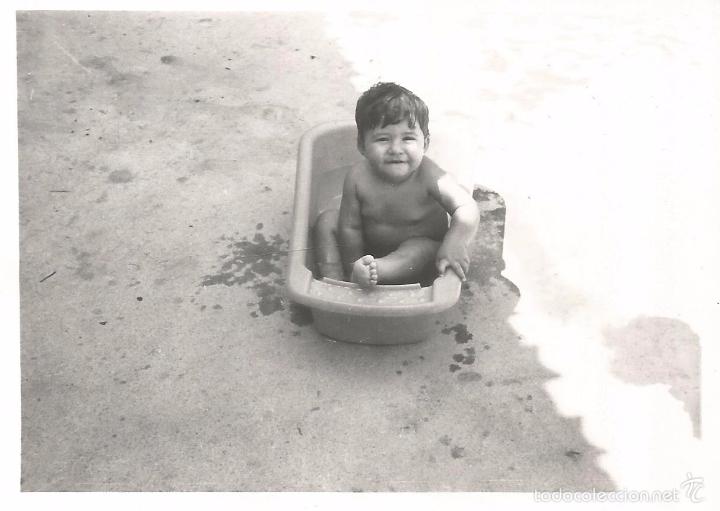 Alte Fotografie: ** T61 - FOTOGRAFIA - NI&Ntilde;ITO EN UNA PEQUE&Ntilde;A BA&Ntilde;ERA - RF. 070516
