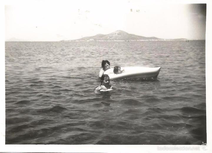 Alte Fotografie: ** T62 - FOTOGRAFIA - SE&Ntilde;ORA CON DOS NI&Ntilde;OS TOMANDO EL BA&Ntilde;O EN LA PLAYA - RF. 070516