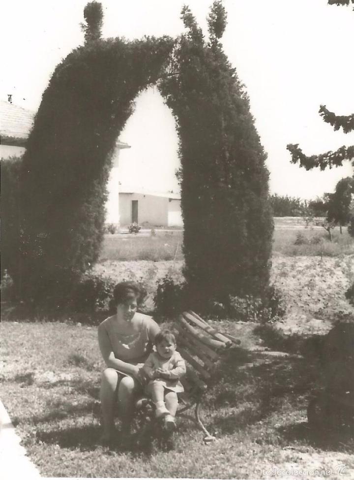 Alte Fotografie: ** T66 - FOTOGRAFIA - SE&Ntilde;ORA CON UNA NI&Ntilde;A EN BONITO PAISAJE - RF. 070516