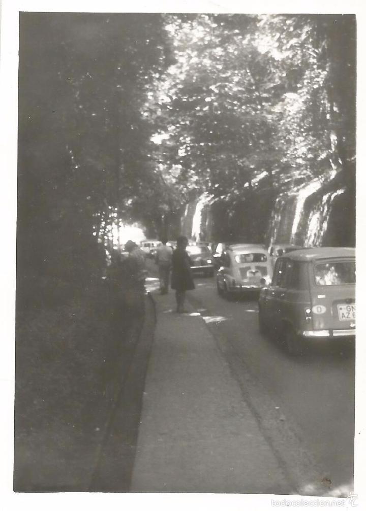 Alte Fotografie: *** T68 - FOTOGRAFIA - COCHES PASANDO POR UNA PEQUE&Ntilde;A CARRETERA