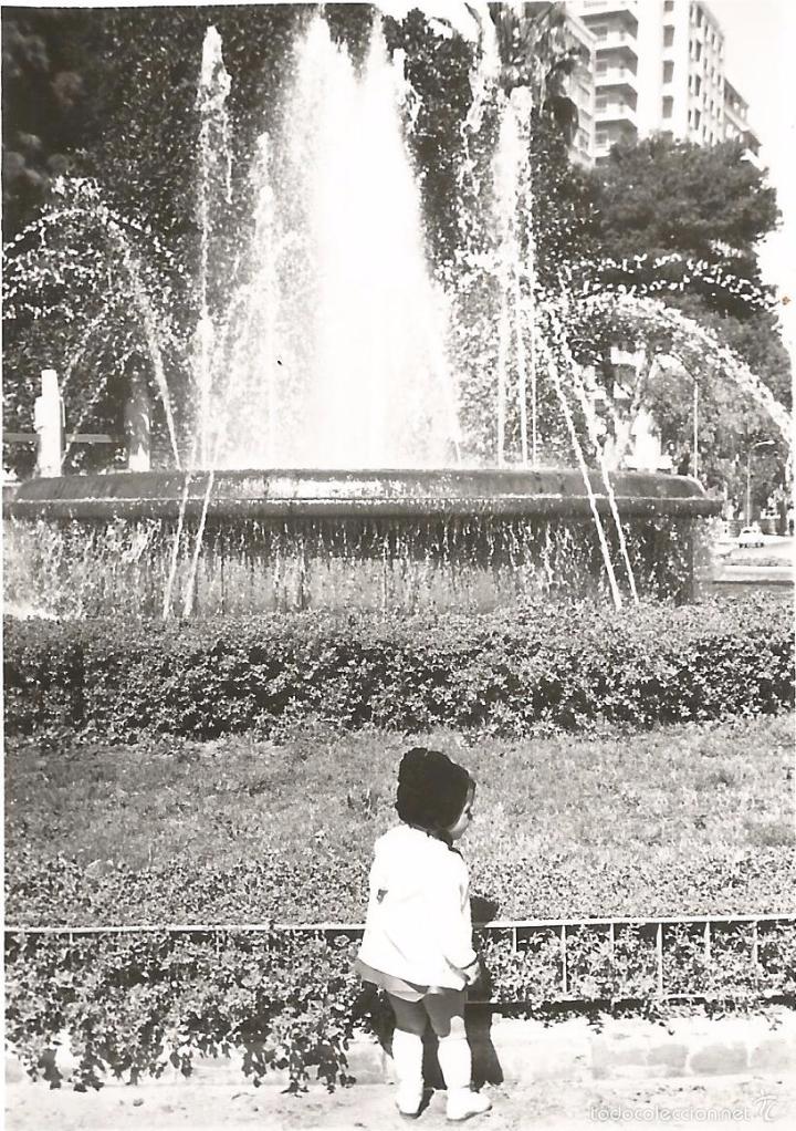 Alte Fotografie: ** T71 - FOTOGRAFIA - NI&Ntilde;ITA JUNTO A UNA FUENTE - RF. 070516