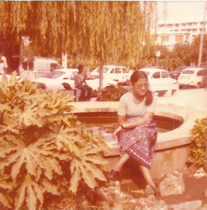 Alte Fotografie: == J643 - FOTOGRAFIA - JOVEN SENTADA CON COCHES APARCADOS AL FONDO