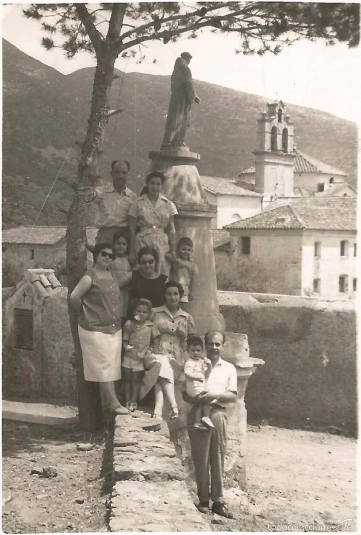 Alte Fotografie: ** T635 - FOTOGRAFIA - GRUPO DE AMIGOS EN UN BONITO PAISAJE