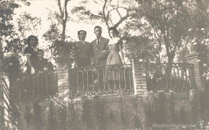 Fotografia antica: :::: PN713 - FOTOGRAFIA - GRUPO DE AMIGOS EN UN PARQUE