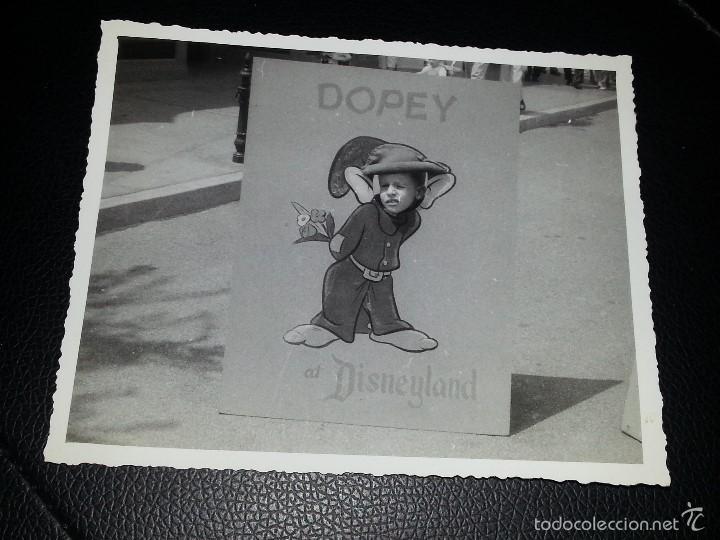 Fotograf&iacute;a antigua: ANTIGUA FOTOGRAFIA ORIGINAL ART CORNER DISNEYLAND CALIFORNIA MUDITO / DOPEY BLANCANIEVES A&Ntilde;OS 50