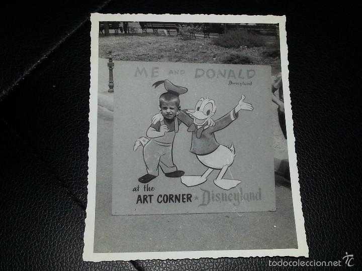 Fotografia antiga: ANTIGUA FOTOGRAFIA ORIGINAL ART CORNER DISNEYLAND CALIFORNIA YO Y PATO DONALD A&Ntilde;OS 50