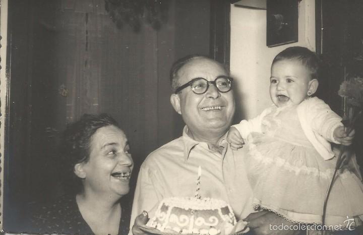 Photographie ancienne: :::: VF283 - FOTOGRAFIA - PAREJA CON UNA NI&Ntilde;ITA Y CON SU PASTEL DE CUMPLEA&Ntilde;OS