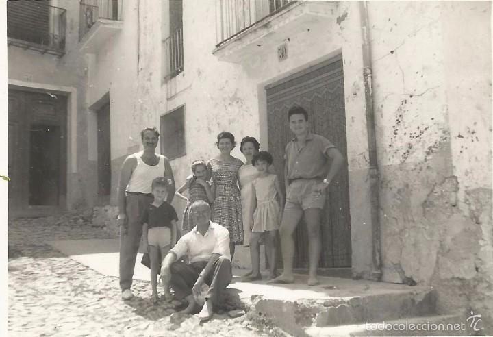 Alte Fotografie: ** RT590 - FOTOGRAFIA - GRUPO FAMILIAR EN LA PUERTA DE UNA CASA